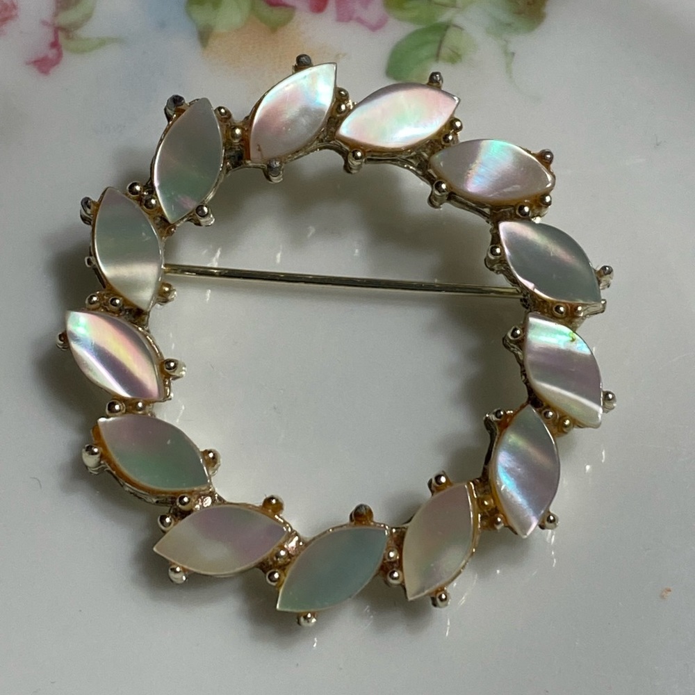 Lovely Vtg Round MOP Pin